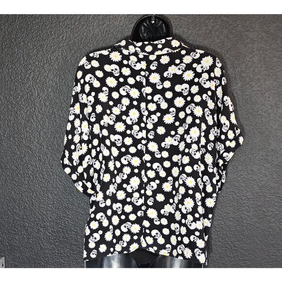 Skulls and Daisies Button Up Shirt Hot Topic Size Medium Jrs Oversized Fit - Picture 2 of 8